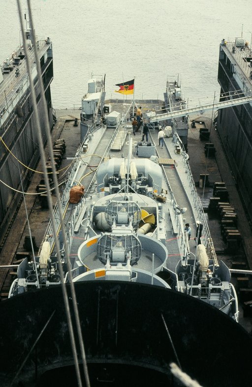 8105-03_f220_whv_werft.jpg