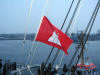 Die Flagge der Patenstadt Hamburg weht schon am Masten als die Fregatte aus Kiel ausluft